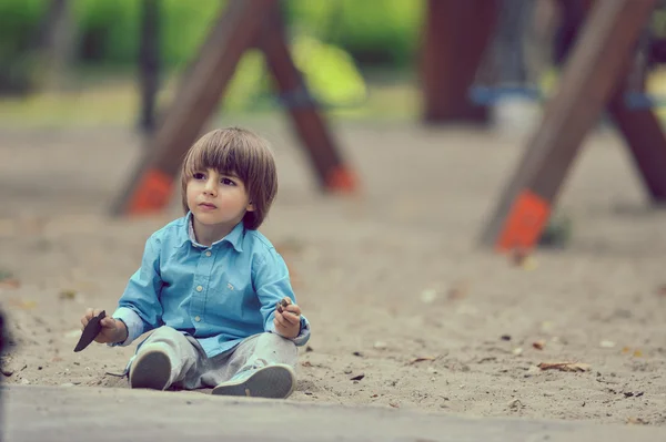 Niedliche kleine Kind Junge oder Kind spielen — Stockfoto