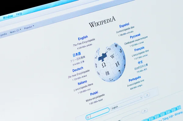 GALATI, RUMANIA - 3 DE NOVIEMBRE DE 2014: Computadora abierta a Wikipedia —  Fotos de Stock