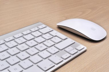 Klavye ve fare üstünde ahşap arka plan, yakın çekim