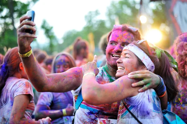 Läufer machen ein Selfie nach einem 5km "Spaßlauf" beim Farbenlauf — Stockfoto