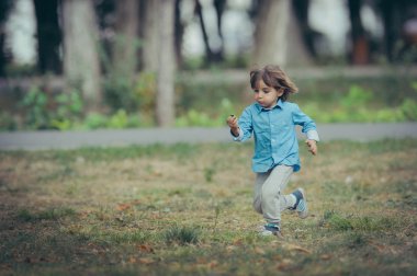 Sevimli genç çocuk erkek ya da oynayan çocuk