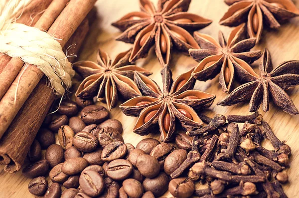 Anise estrellas y canela en granos de café tostados —  Fotos de Stock