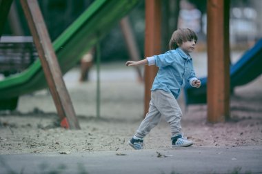 Sevimli genç çocuk erkek ya da oynayan çocuk