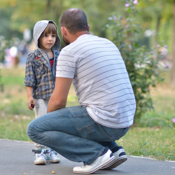 Vater und Sohn spielen gemeinsam in grüner Natur — Stockfoto