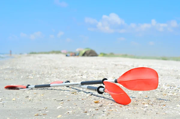 Kayak Paddles on the sand — Stock Photo, Image