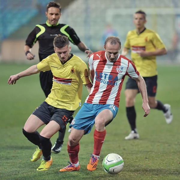 Bilinmeyen futbolcuların gerçekleştirir — Stok fotoğraf