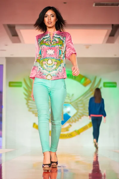 Fashion model on catwalk — Stock Photo, Image