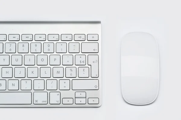 Lugar de trabajo con teclado y ratón —  Fotos de Stock