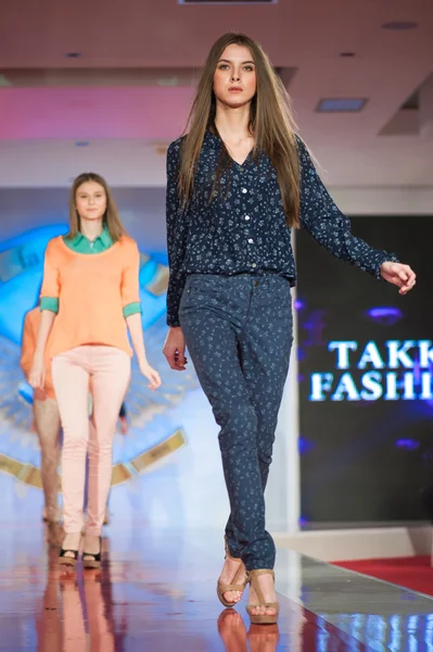 Fashion models on catwalk — Stock Photo, Image