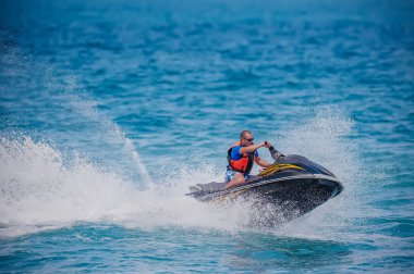 Jet Ski 'deki Genç Adam, Tropikal Okyanus, Tatil Konsepti