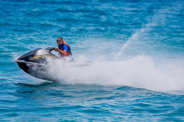 Jet Ski 'deki Genç Adam, Tropikal Okyanus, Tatil Konsepti