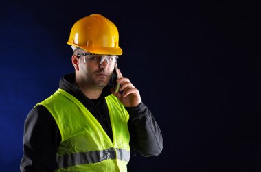 Evet turuncu kask ile genç mühendislik