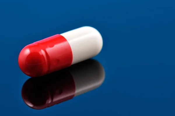 Píldora roja y blanca, antibiótico - antecedentes médicos —  Fotos de Stock