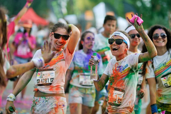 Multidões de pessoas não identificadas no The Color Run — Fotografia de Stock