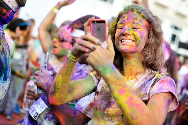 Multidões de pessoas não identificadas no The Color Run — Fotografia de Stock