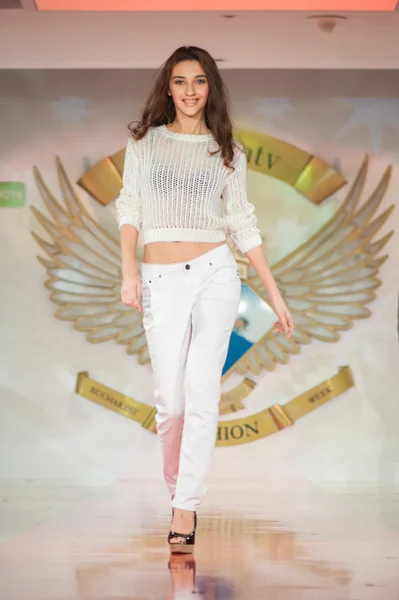 Fashion model on catwalk — Stock Photo, Image