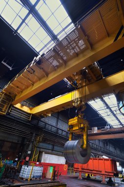 metal bitki, çelik bobinler bir rulo üzerinde yükleme