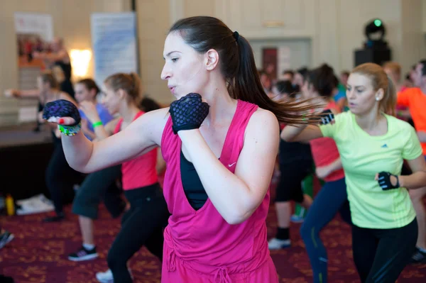 Menschen machen Übungen auf internationalen Konferenzen für Fitness — Stockfoto