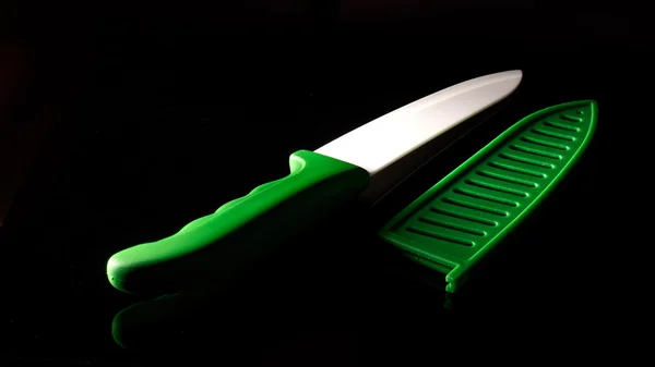 Keramický nůž izolovaných na černém pozadí — Stock fotografie