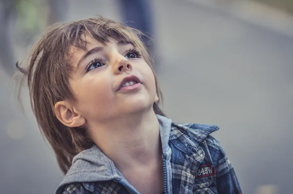 Porträt eines kleinen Jungen im Park — Stockfoto