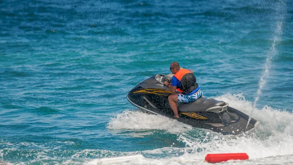 Jongeman op Jet Ski, Tropische Oceaan, Vakantie Concept — Stockfoto