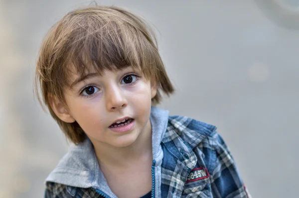 Μικρό αγόρι πορτρέτο στο πάρκο — Φωτογραφία Αρχείου