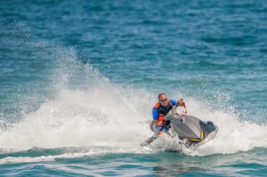 Jet Ski 'deki Genç Adam, Tropikal Okyanus, Tatil Konsepti
