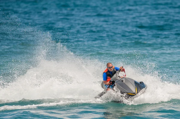 Giovane su Jet Ski, Oceano Tropicale, Concetto di vacanza — Foto Stock