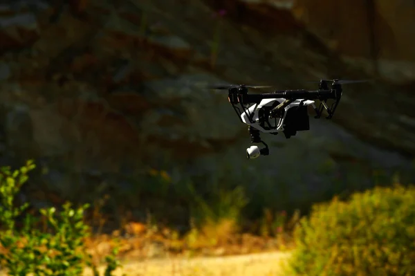 Volando con un dron —  Fotos de Stock