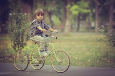 sonbahar parkta bisiklet ile mutlu çocuk