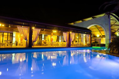 zengin otel gece havuzu tarafı