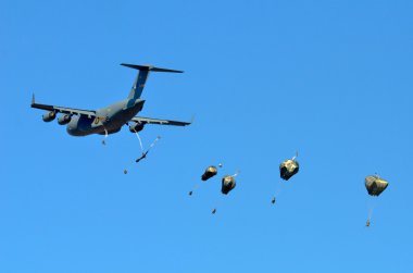 Bize C-17 damla paraşütçüler