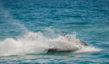 Jet Ski 'deki Genç Adam, Tropikal Okyanus, Tatil Konsepti