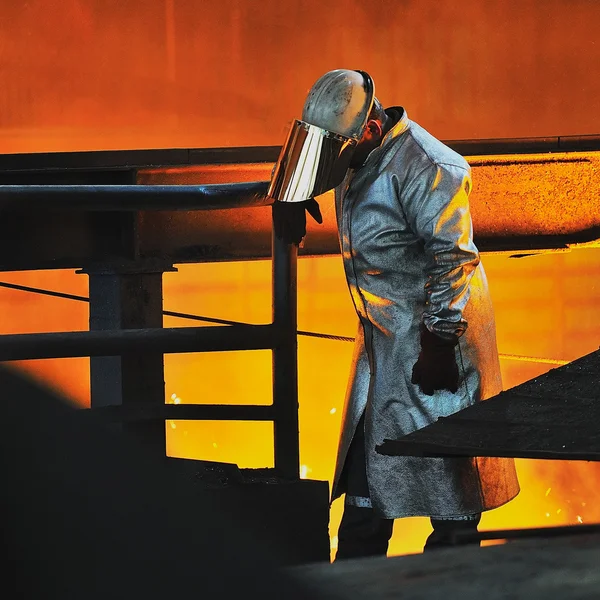 Pracownik z gorąco stali — Zdjęcie stockowe