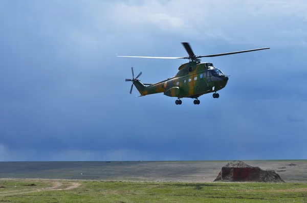 Romanya "Puma 330 Socat" helikopter — Stok fotoğraf