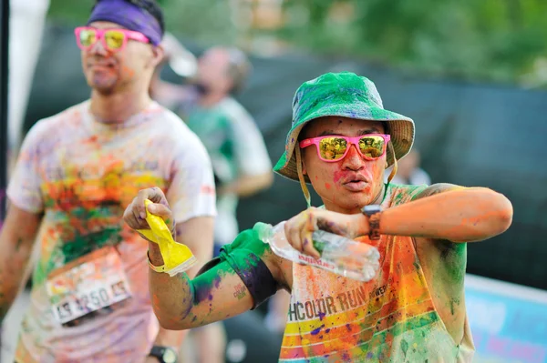 Multitud de personas no identificadas en The Color Run — Foto de Stock