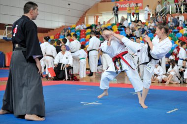 Karate yarışmasında katılan yarışmacılar