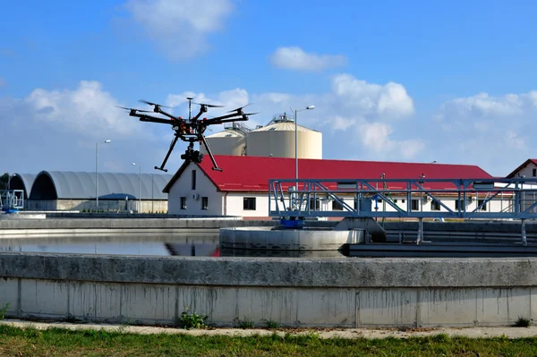 Volare con un drone per produzioni video e fotografiche — Foto Stock