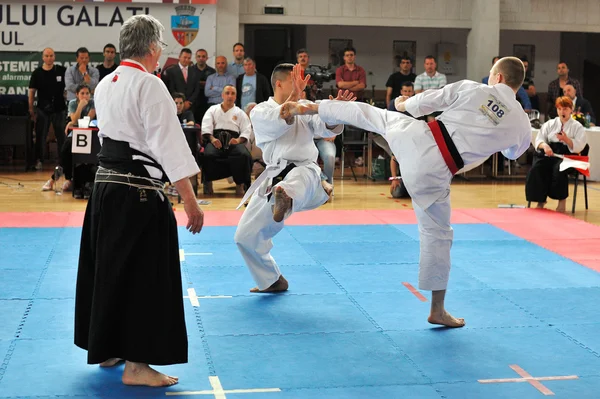 Deelnemers deelnemen aan karate wedstrijd — Stockfoto