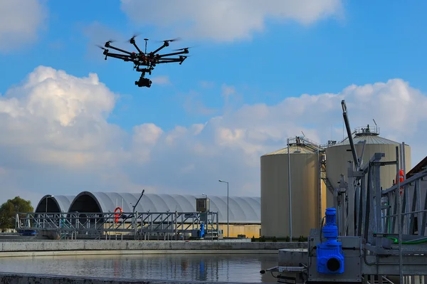 Volando con un dron para producciones de vídeo y fotos —  Fotos de Stock