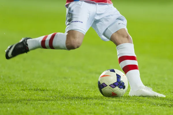 Jogador de futebol desconhecido executa — Fotografia de Stock