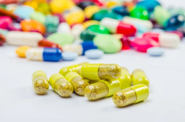 Wiele tabletki i tabletki na białym tle — Zdjęcie stockowe