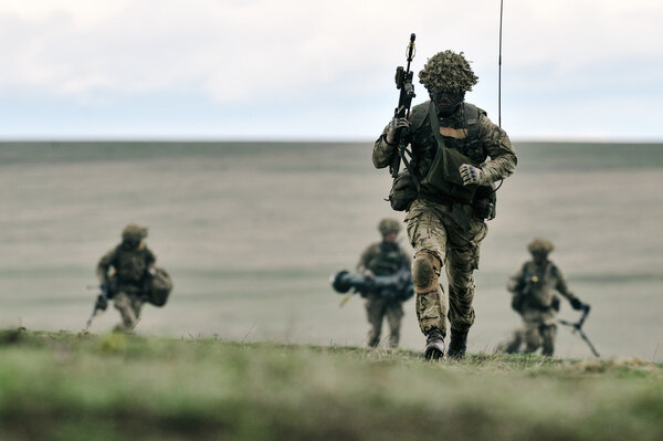 Вооружённые силы Великобритании с полуавтоматической винтовкой
