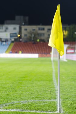 bir futbol sahası köşesine