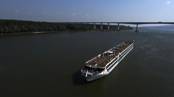 Пассажирское судно на реке — стоковое фото
