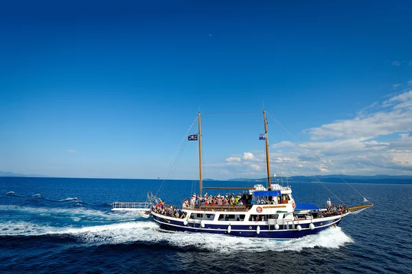 スキアトス島への途中で観光客のボート — ストック写真
