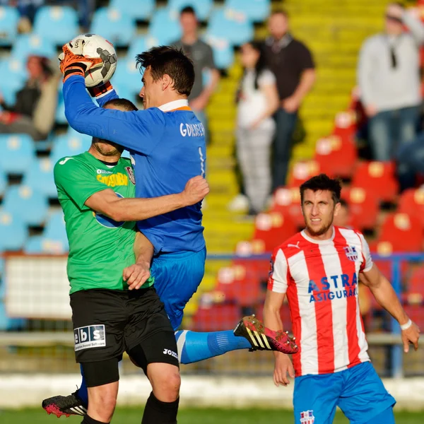 Bilinmeyen futbolcuların gerçekleştirir — Stok fotoğraf