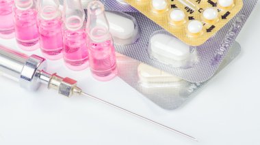 cam şişeler ve ilaçlarla şırınga