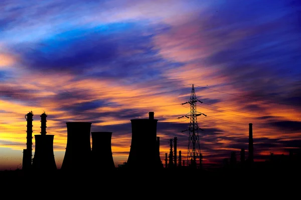 Silhouette industriale al tramonto — Foto Stock