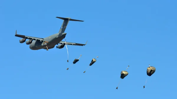 US C-17 deja caer paracaidistas —  Fotos de Stock